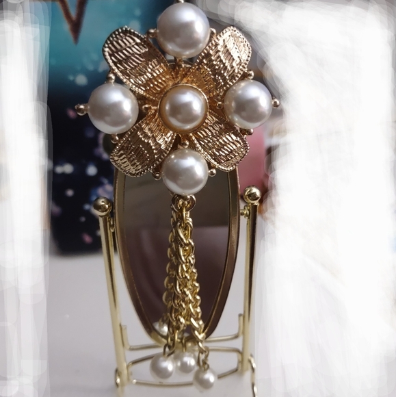 Pearl Pointe Fashion Brooch - Picture 6 of 13